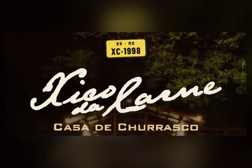 Topo do site do Xico da Carne com a placa XC-1998 do calhambeque
